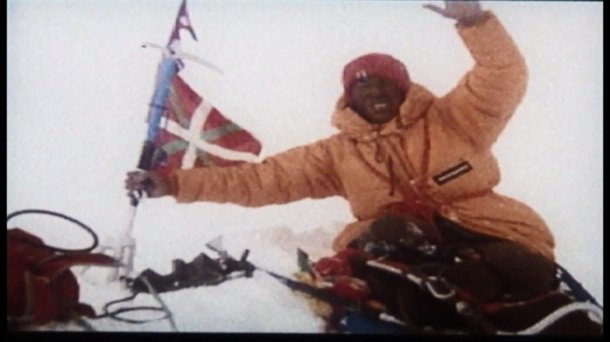 hermanospou's tweet photo. ¿Os acordáis de esta imagen? 40 años desde que Martín Zabaleta, junto al sherpa Pasang Temba, alzaban los brazos en la cima del Everest. ¡Y agarrando el tripode chino a 8.848 m sin guantes! Todo nació 6 años antes con aquella 1a expedición "Tximist"...ZORIONAK! ¡FELICIDADES! https://t.co/R9Oxbbvhbt