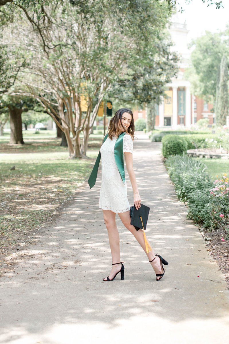 Ebailey_11's tweet photo. Apparently posting your grad pics is the move on here  ¯\_(ツ)_/¯ 
Proud to announce ya girl is a @Baylor grad with a BSFCS in Nutrition. Time to teach people how to eat right😤🥗🥩 https://t.co/5vGkgIZBRW