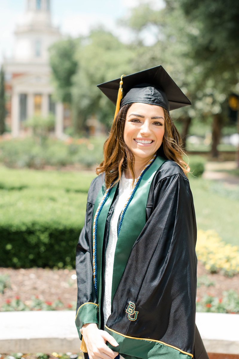 Ebailey_11's tweet photo. Apparently posting your grad pics is the move on here  ¯\_(ツ)_/¯ 
Proud to announce ya girl is a @Baylor grad with a BSFCS in Nutrition. Time to teach people how to eat right😤🥗🥩 https://t.co/5vGkgIZBRW