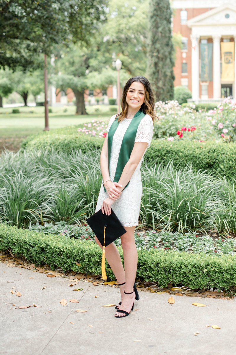 Ebailey_11's tweet photo. Apparently posting your grad pics is the move on here  ¯\_(ツ)_/¯ 
Proud to announce ya girl is a @Baylor grad with a BSFCS in Nutrition. Time to teach people how to eat right😤🥗🥩 https://t.co/5vGkgIZBRW