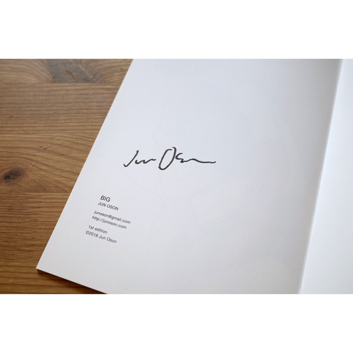 Zineに入れるサインは直筆です。また、個人で発送作業をしますので