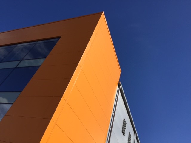 IndustrialCon12's tweet photo. This #throwbackthursday we are looking back on the @LoknStore project from 2017. @KingspanIP_UK KS1000TD was installed on the main roof and @EurobondLtd Laminates Europanel HPS200 in tangerine, silver and white on the walls, on behalf of @HowardRussellUK. https://t.co/Nz6M8XtT0P