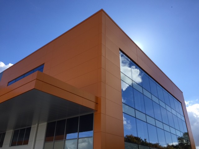 IndustrialCon12's tweet photo. This #throwbackthursday we are looking back on the @LoknStore project from 2017. @KingspanIP_UK KS1000TD was installed on the main roof and @EurobondLtd Laminates Europanel HPS200 in tangerine, silver and white on the walls, on behalf of @HowardRussellUK. https://t.co/Nz6M8XtT0P