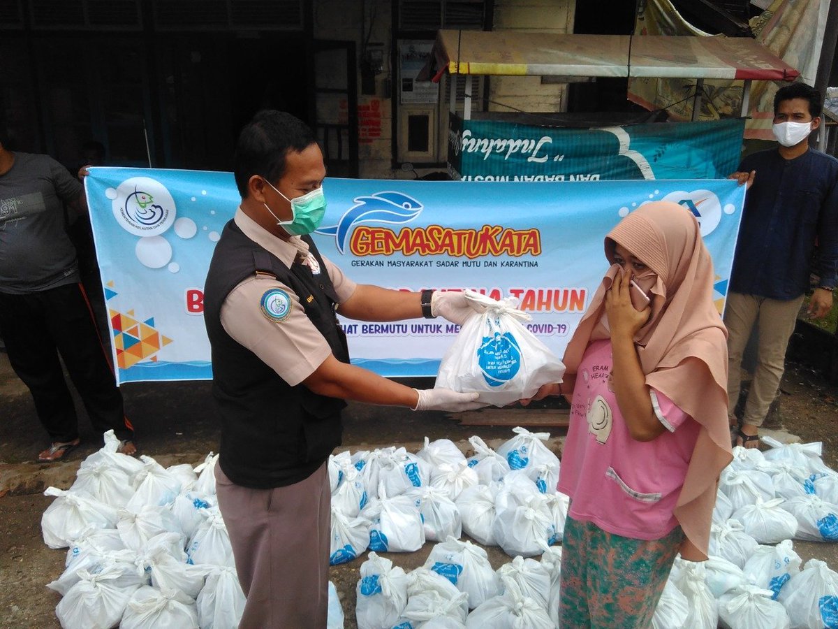 BPPMHKPJambi's tweet photo. Kamis 14/5/2020 Hari ke-4 penyaluran bantuan ikan sehat dari BKIPM Jambi, hari ini tim BKIPM Jambi dan tim EO menyalurkan di lokasi RT.02 Kel. Tanjung Raden Kec. Danau Teluk Kota Jambi
@desam1987 @Edhy_Prabowo @rinajanwar2201
@HumasBKIPM https://t.co/GorvewOfOl