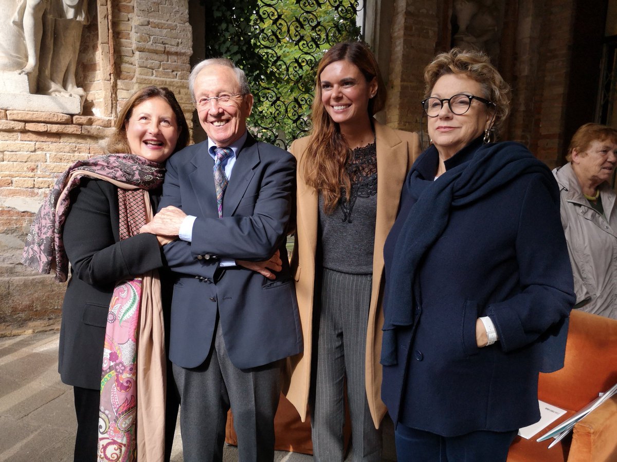 museovetro's tweet photo. Oggi, quarto giorno della #MuseumWeek, vogliamo ricordare con voi uno dei più bei #MomentialMuseoMW: l'inaugurazione della mostra "Livio Seguso. In principio era la goccia", avvenuta lo scorso ottobre.
#Togetherness #MuseumMomentsMW #ShareCulture #14maggio #MuseumWeekItaly #art https://t.co/J55hzrYTG9