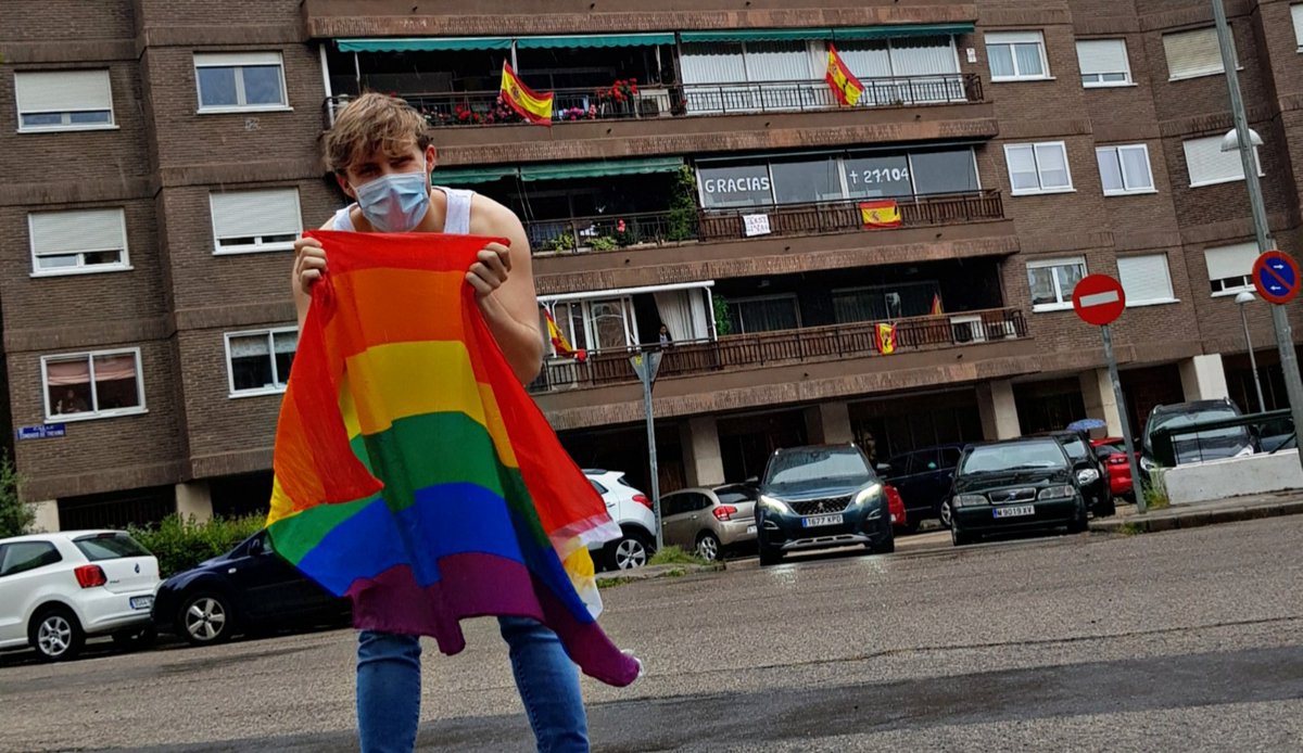 carlossdelpi's tweet image. A las banderas del video les faltan algunos colores.
Y las personas que las llevan:
- les faltan mascarillas
- respetar la distancia de seguridad
- y RESPETAR en general