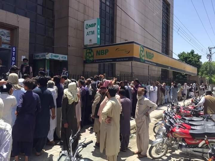 q_nida's tweet photo. this photo is not of any other bank but largest government-owned banks in which government own sop's turned into thin air. (NBP Main Branch, Quetta)
#SmartLockdownByIK
#PuppetGovernmentLockdown
#COVIDIOTS https://t.co/TsDGXjURcH