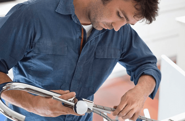 услуги сантехника. брутальный сантехник. слесарь-сантехник. отопление. сантехника.