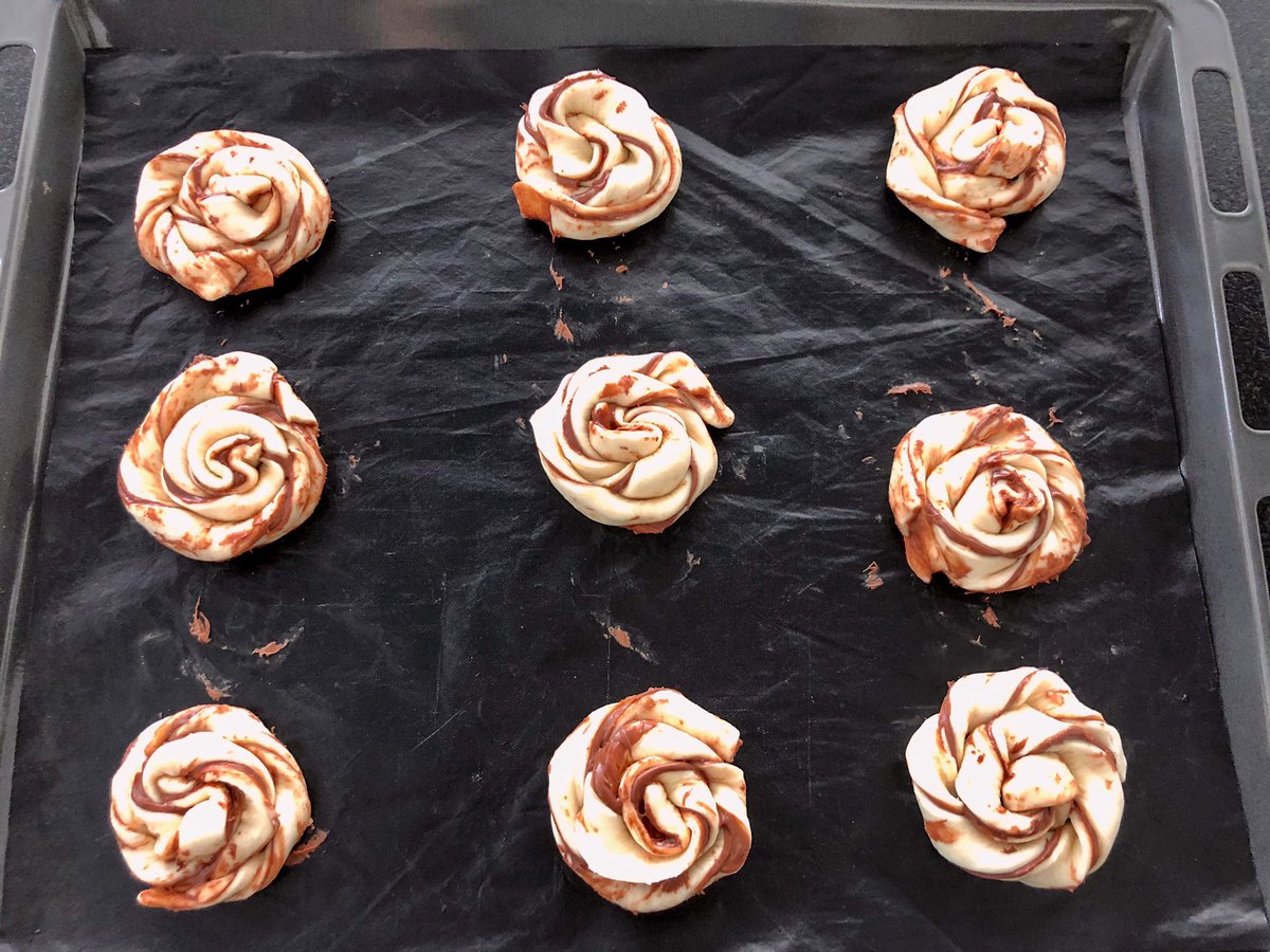 TasteAnita's tweet photo. ❤️ Nougat-Schnecken ❤️
Die sind so schnell gebacken und super gut zum Kaffee - kann ich euch nur empfehlen, mal zu versuchen! So geht’s: https://t.co/s3g2kDbfzv
#nougat #schnecken #plunderteig #plunderteigschnecken #privatetastebyanitamoser https://t.co/uqHQ1r0gLt