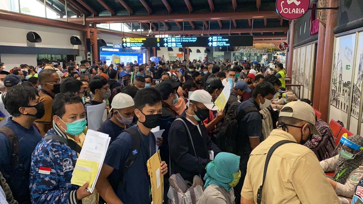 UJunami's tweet photo. manusia2 egois, iblissss, bangsat!!!!
gw bosen kuliah di rumah, nilai turun, asu, anjinggg. noh dah banyak org2 kelaparan. ini kapan kelarnya klo begini sih? kapannn? prediksi klo tertib aja sampe akhir tahun! ini baru bulan 5, bangsatt, ngebunuh org seihklas giini ya? https://t.co/2qiwwv29FZ
