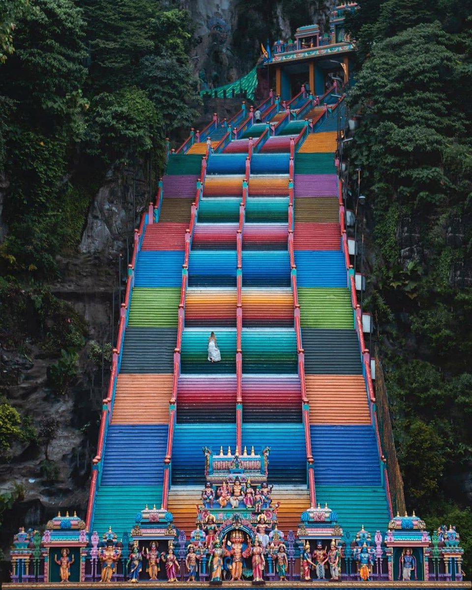 These 272 colorful steps lead to Batu Caves – a famous Hindu temple site close to Kuala Lumpur #Malaysia🇲🇾 #MalaysiaTrulyAsia #DiscoverMalaysia #ExploreMalaysia #VisitMalaysia #MalaysiaTourism #rt #wanderlustXL #stayhomefornow #travelsoon

📍 Kuala Lampur, Malaysia
📸 josiahwg