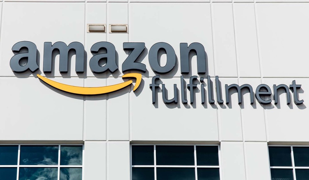 wherewomenwork's tweet photo. In response to the #COVID19 pandemic, @amazonnews has hired 175,000 new associates across its Operations network to keep people working, as well as investing in pay increases and health &amp; safety measures https://t.co/LJBoDMhzaF #Amazon #WorkingatAmazon #AmazonJobs https://t.co/3xNG2sqPih