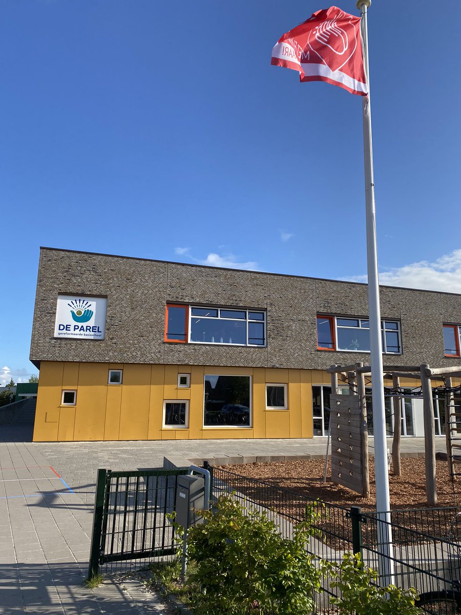 jufmir's tweet photo. Waardering vanuit de @Gemeente_Assen Nu wappert de vlag ook bij @GBSDeParel “met elkaar, voor elkaar!” https://t.co/Kzq4fJnxfe