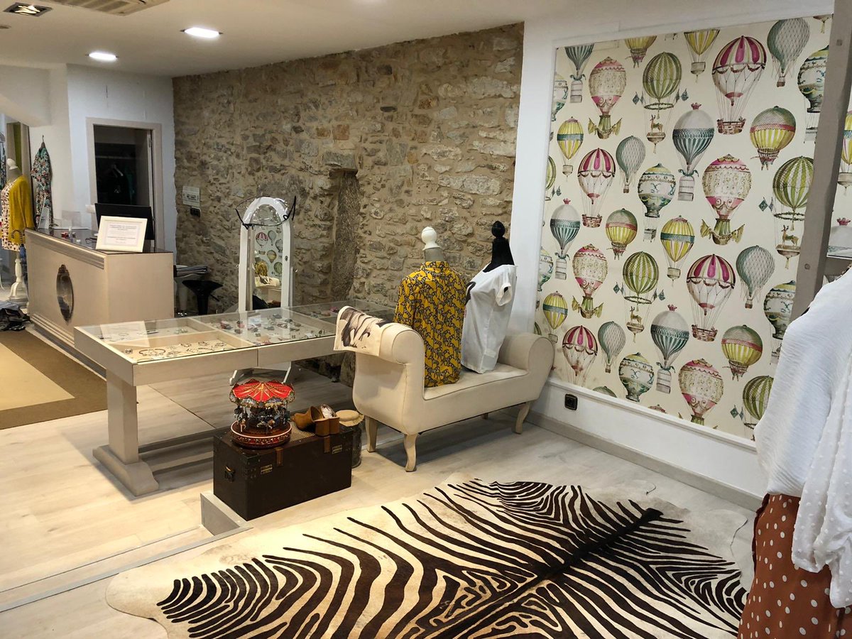 Un APLAUSO👏🏽para ellas y para todos los que luchan por levantar la economía en estos momentos. Estoy deseando pasar de #Fase1 para poder cruzar hasta allí. Sé que tendrán mucha SUERTE🍀porque se lo curran, tienen cosas ideales y se lo merecen🙌🏽 #emprendedores <a href="/lavozdegalicia/">La Voz de Galicia</a>