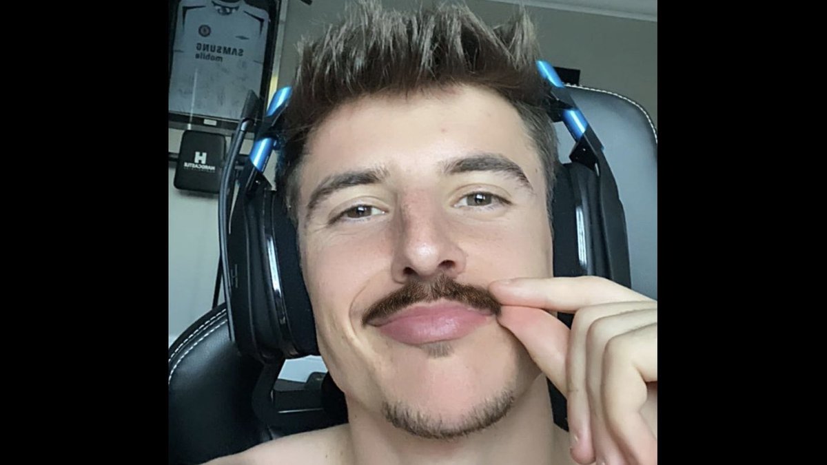 Terry Komatsu Twitterissa 以前から オシャレ髭 を試してみたいと話していたメイソン マウント この自粛期間を利用して伸ばし 最初はウケ狙いの口髭を披露 が そのあとオシャレに整えて超スーパーイケメンが完成 最近は自宅で料理をしていて クッキー作りに