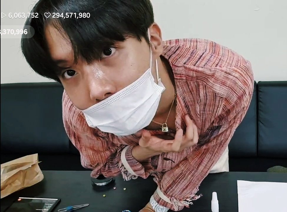  ⁰²'³⁹ [14.05.20]— Hobi ;; bf material ;; a necessary thread. @BTS_twt