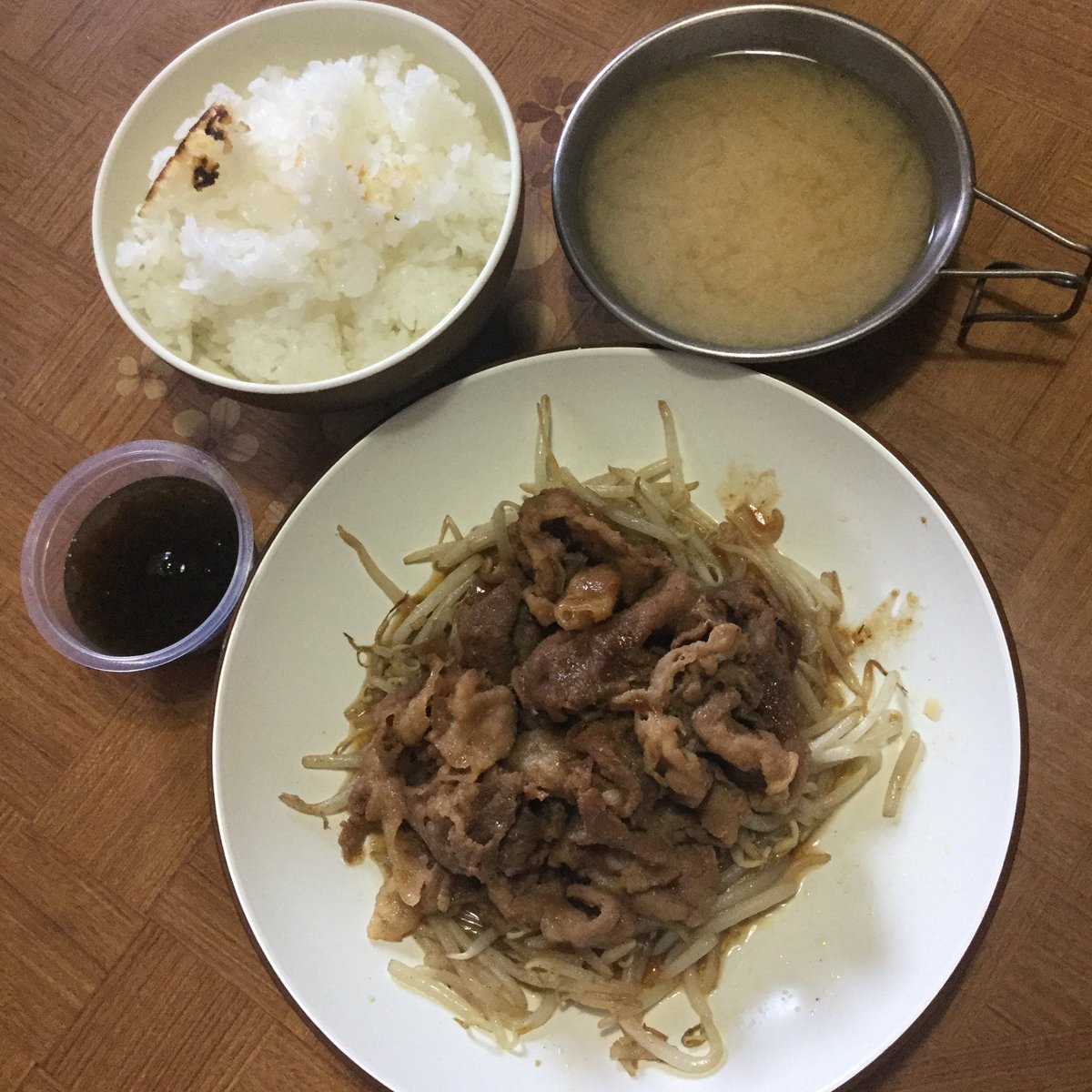 ぱおた 秋田の山奥 今夜は豚生姜焼き 醤油砂糖みりん酒生姜チューブに豚肩スライス漬け もずく 土鍋ご飯 味噌汁 自炊 野郎自炊部