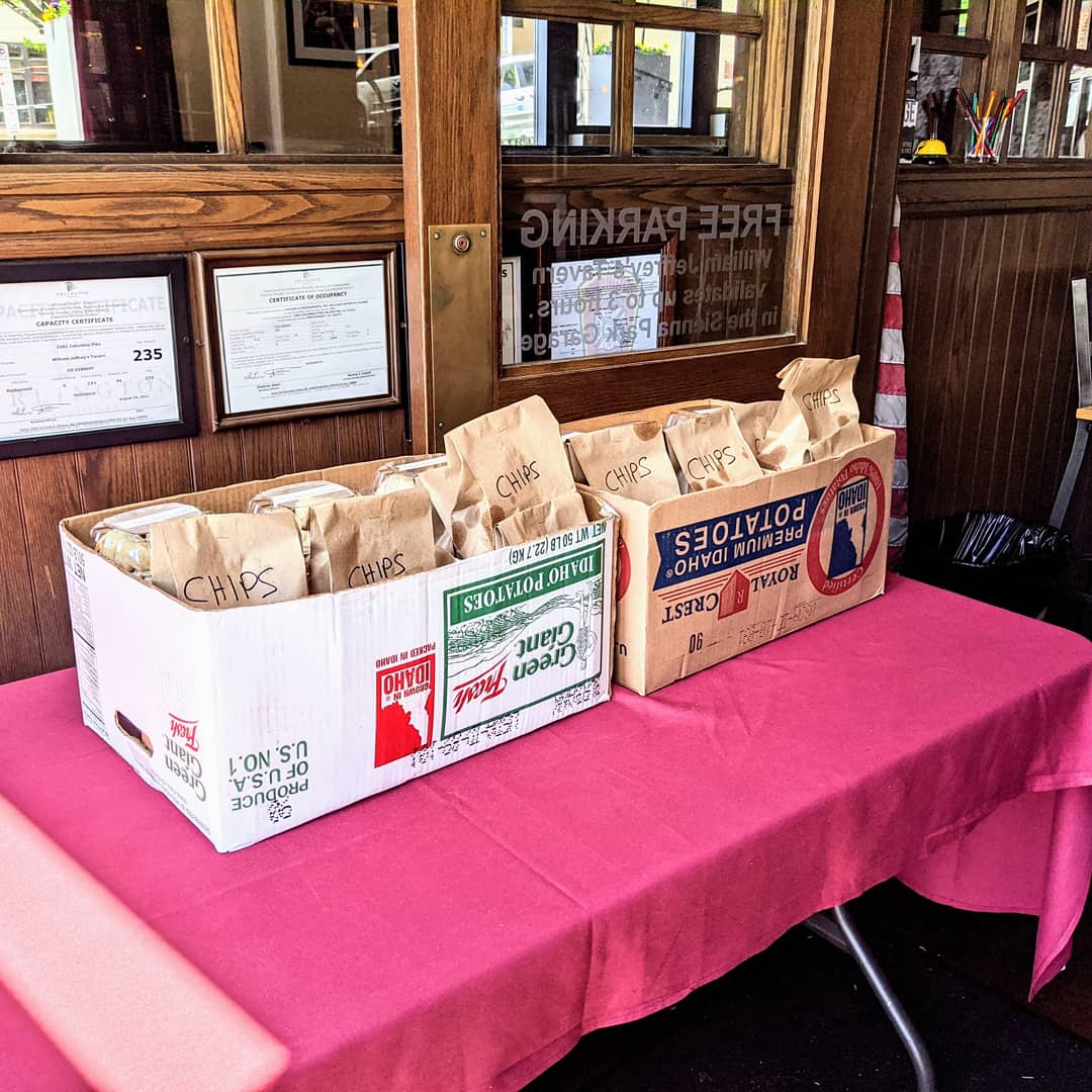 FlareRides's tweet photo. Delivering awesome food from William Jeffrey's Tavern to VHC's nursing staff, as part of CPRO's program "Buy a Nurse Lunch".
@ArlingtonCPRO
@VHC_Hospital
@wjtavern
#virginiahospitalcenter #cpro #columbiapike #buyanurselunch #joytothepike #flare #flarerides #takeaflare https://t.co/ygQ8jnKX5w