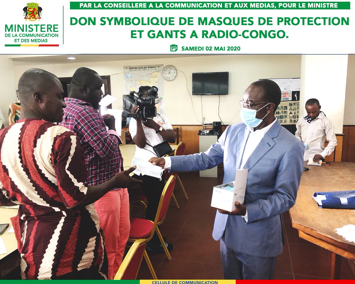 MinistereComCG's tweet photo. Dans le but de prévenir la contamination au #COVID19_CG chez les pro. des médias, le Ministre @ThMoungalla a fait un don symbolique de masques 😷 et de gants🧤au personnel de Radio-Congo. Le kit remis par la #ConsCom du Ministre a été réceptionné par le DG de ladite organisation. https://t.co/dJLXzymBe5