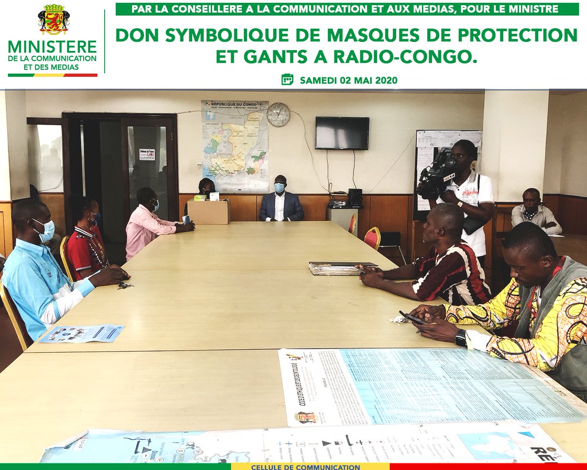 MinistereComCG's tweet photo. Dans le but de prévenir la contamination au #COVID19_CG chez les pro. des médias, le Ministre @ThMoungalla a fait un don symbolique de masques 😷 et de gants🧤au personnel de Radio-Congo. Le kit remis par la #ConsCom du Ministre a été réceptionné par le DG de ladite organisation. https://t.co/dJLXzymBe5