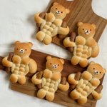 筋肉ムキムキのくまさんのパン？くまさんがウィンナー抱えてる!
