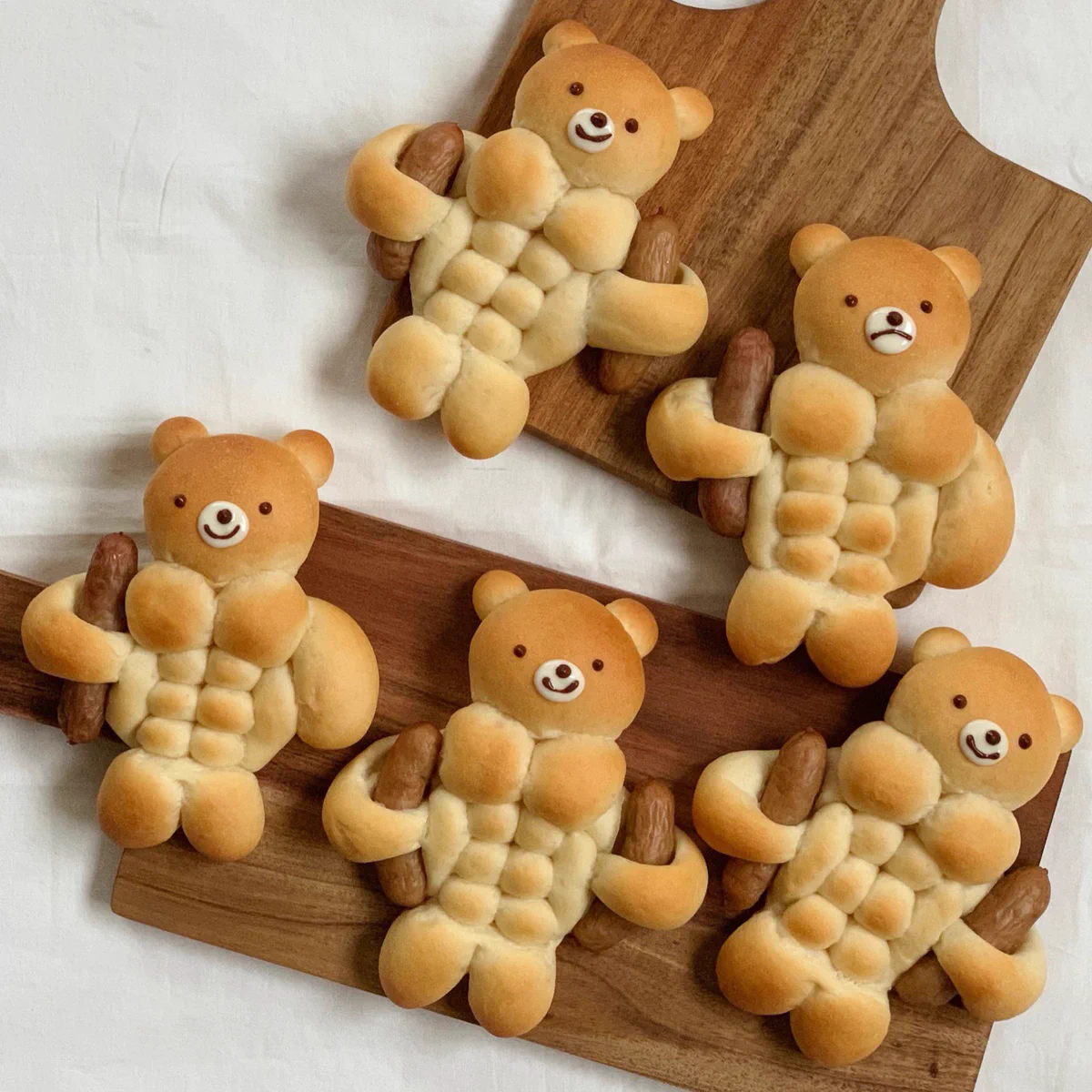 筋肉ムキムキのくまさんのパン？くまさんがウィンナー抱えてるｗｗｗ