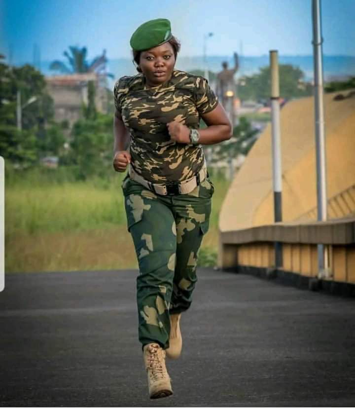 Elle est Fardc , licenciée en droit et elle fait notre fierté 🇨🇩

Elle c'est Rosie Kambala 

Un mot pour elle svp !