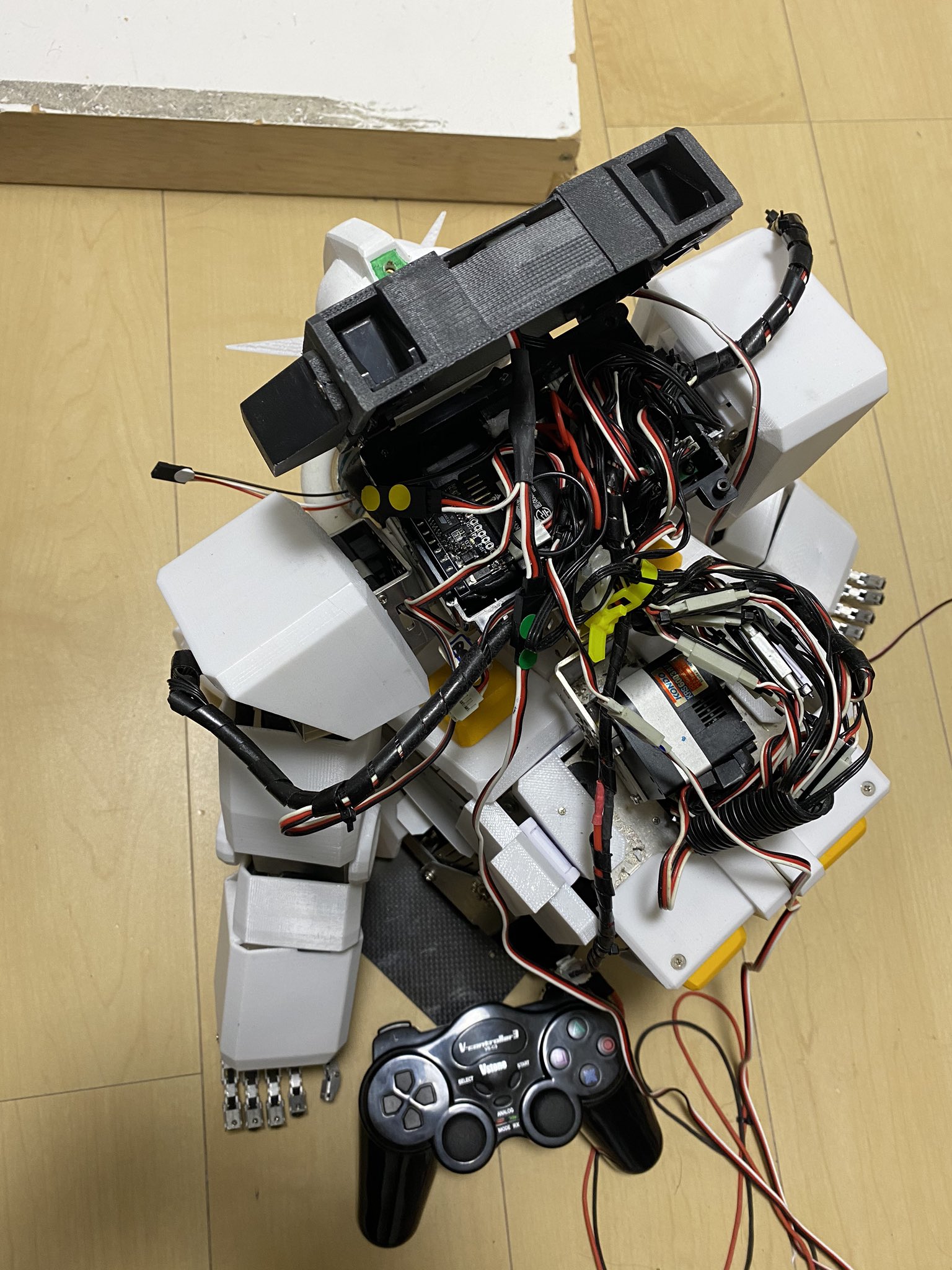 טוויטר Holypong בטוויטר 二足歩行ロボットの1 30ガンダムに 自作ボードを搭載する前に 長いケーブル3本をつないでマイコン間通信の様子をシリアルモニタやオシロスコープで確認 Okデス 普段はガンダム外装でうまく隠してるけど 中の血管と神経はこんな感じ