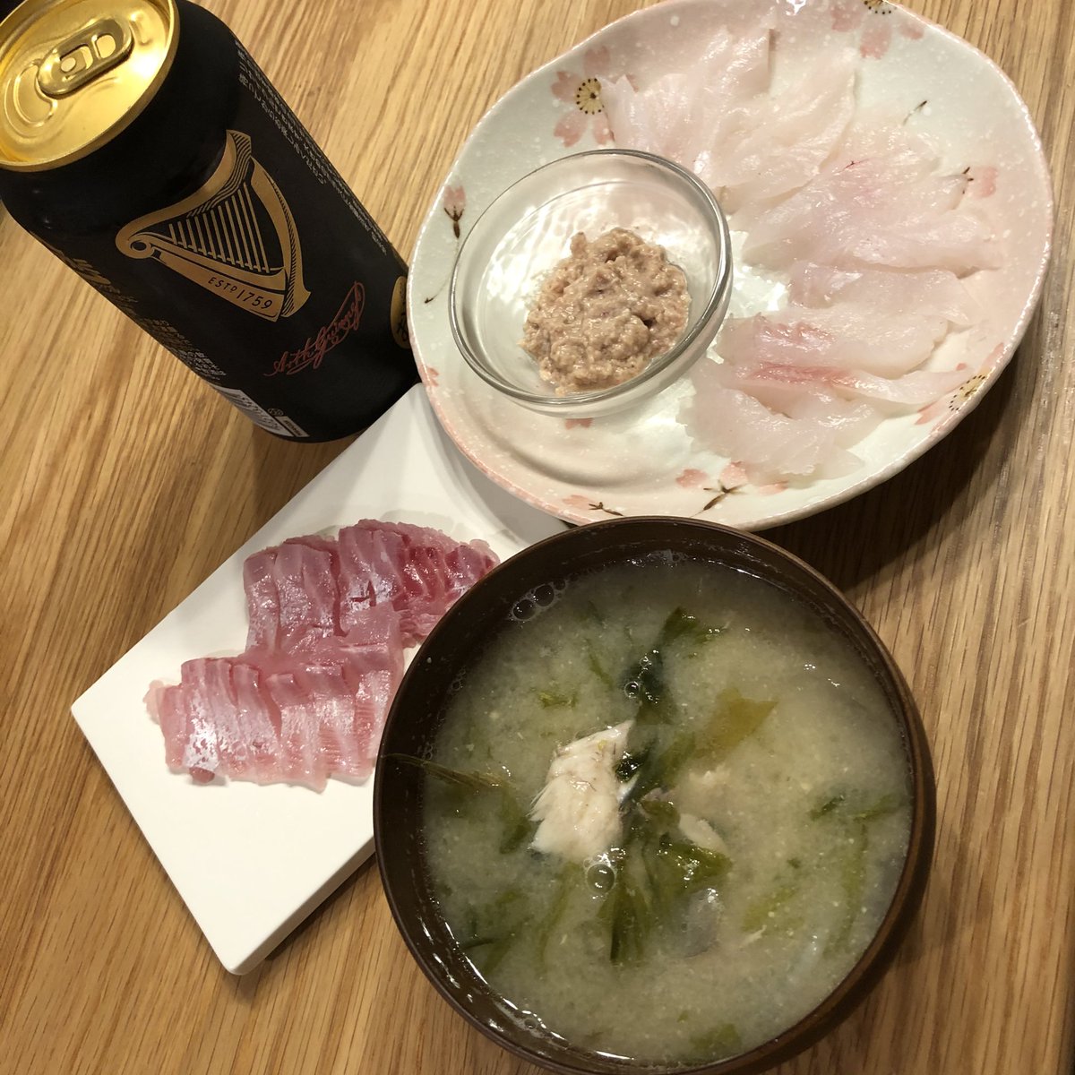 麻見まこと 今日は角上魚類でハギ 400円 とイサキ 500円 を購入 ハギは肝醤油でお刺身に イサキはお刺身と炙り刺し アラはアラ汁にしました 丸々1匹でこの値段とかビックリよ お酒はギネス