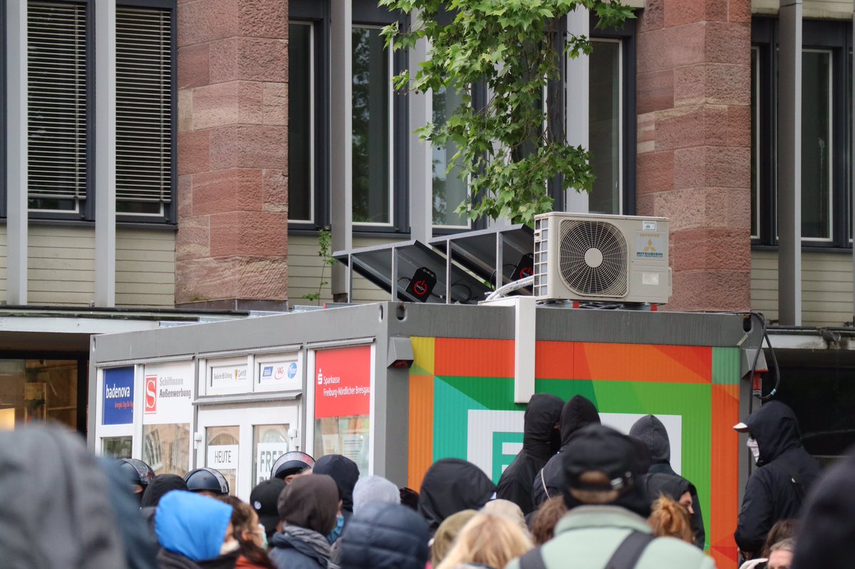 sbamueller's tweet photo. Wichtigste Erkenntnis für mich: auf dem #Stadtjubiläum Container auf dem #PdaS sind zwei #MikroPv /#Balkonsolar Geräte von @BeONenergy angebracht. Das hatte ich schon lange vorgeschlagen #freiburg2020 #900jahrejung @BalkonSolar @F4F_Freiburg https://t.co/9vy5ckeiFW