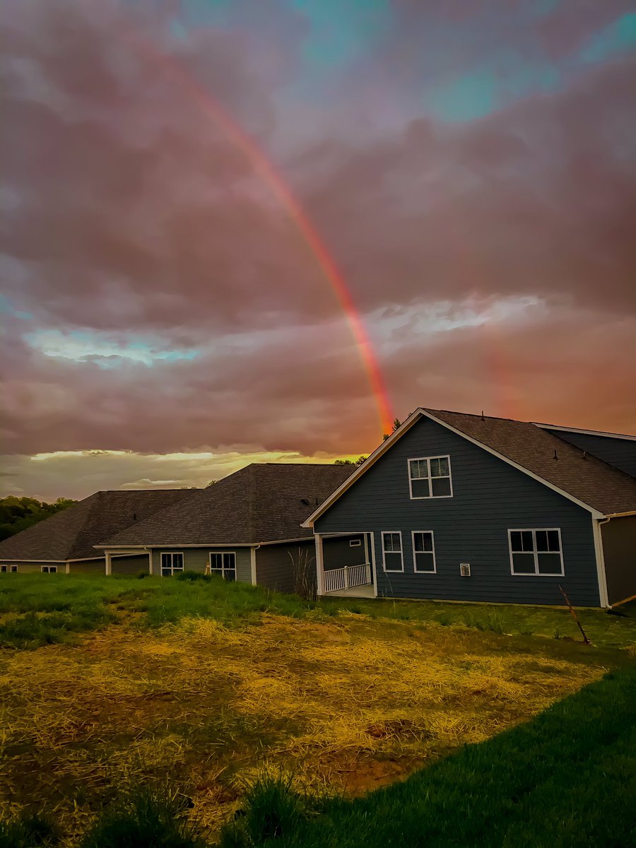 JohndelBarca's tweet photo. Happy Saturday everyone!

#rainbow #storm #clouds #cloudy #sky #skies #skylovers #rainbows #colors #color #house #houses #arcoiris #colores #nubes #cielo #nature #natural #naturaleza #love #iphone #iphonepic #photo #picture #colorful #colours #grass #green #northcarolina https://t.co/OfnMG2d9HZ