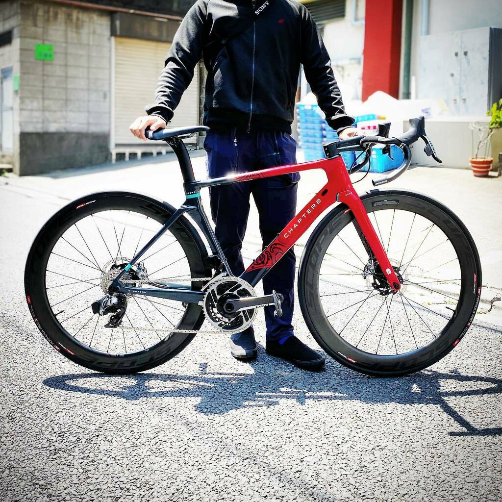 u2bikes's tweet photo. U2 BIKESになってからの初納車は、オーナーの欲求を詰め込んだキメッキメにカスタマイズしたCHAPTER2"RERE"/RED AXS仕様！🤩趣味だからこそ、やりたい放題やったもん勝ち。
形にするのをお手伝いします😎
 #U2BIKES #CHAPTER2 #sramredaxs #scope #初納車 https://t.co/Cw9XkK1BsE https://t.co/lSoLCYfmnl