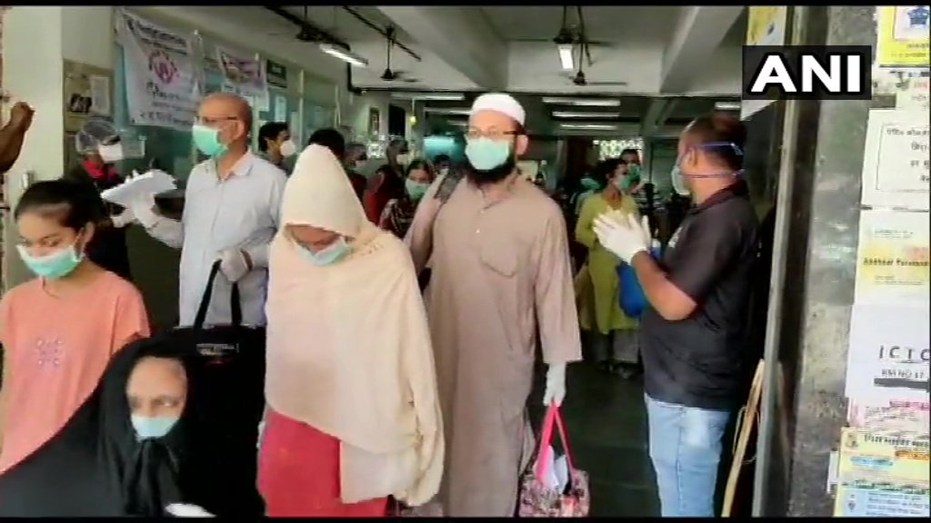 ndtv's tweet image. 56 #COVID19 patients discharged from a hospital in Mumbai today after they recovered (ANI)