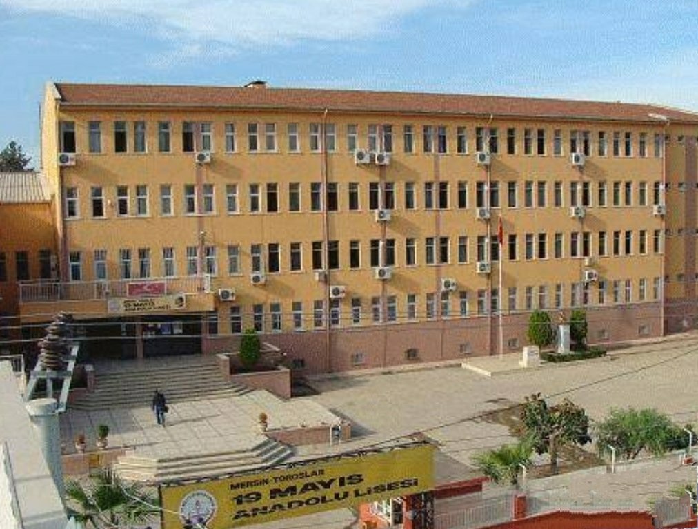 19 Mayıs Anadolu lisesi. Mersin'in çarpık kentleşmesi arasında kalmış okul.2010 dan önceki süper lise zamanları mumla aranmaktadır. Okulun bahçesi yok denecek kadar azdır. Başarılı dil alanı mezunları ile gündeme gelmektedir. Okulun simge isimleri Ali Palamut ve Reşo Dayı'dır.