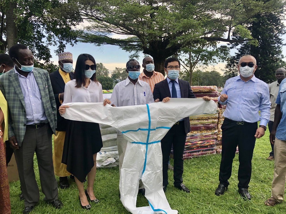 MbaleSino's tweet photo. On May 1st, Mbale Industrial Park donated medical supplies with for Mbale region. The donation includes 2000 face masks, 50 protective suits, 50 protective glasses and mattresses for health workers in the COVID-19 fight in region, and 10 tonnes maize flour for people in Mbale. https://t.co/vAWBOqwfyK