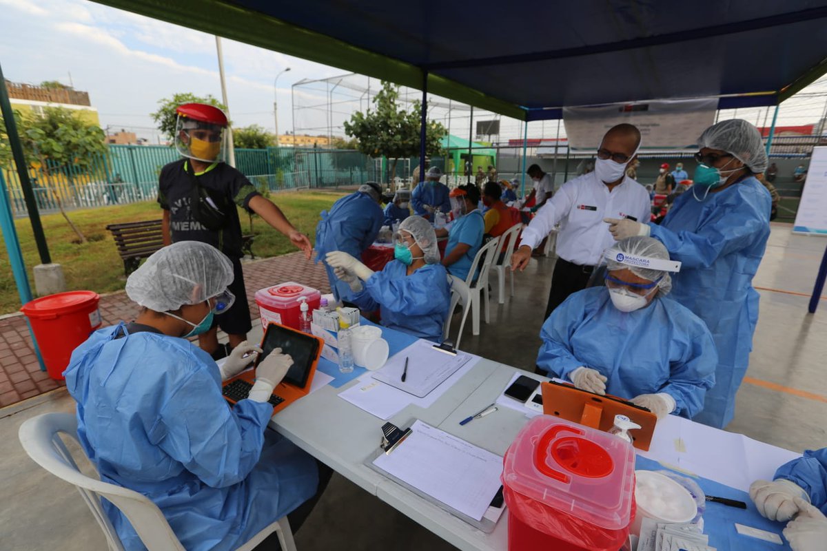 Minsa_Peru's tweet photo. El ministro @victorzamora supervisa la toma de pruebas rápidas a comerciantes del mercado N.° 3 de Surquillo. Serán más de 500 ex��menes los que se realizarán y los ciudadanos diagnosticados como positivos recibirán soporte psicológico y serán trasladados a la Villa Panamericana. https://t.co/xi8yrP6wk7