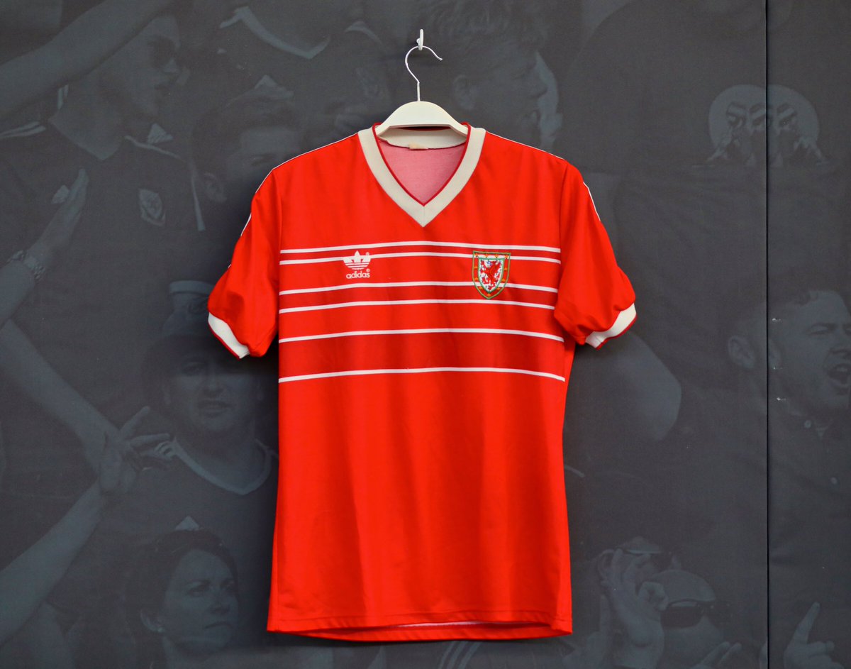 Cymru's tweet photo. 🏴󠁧󠁢󠁷󠁬󠁳󠁿 1-0 🏴󠁧󠁢󠁥󠁮󠁧󠁿 #WALENG84

That shirt 😍👌

#TogetherStronger | #StayHomeSaveLives https://t.co/UFpQADZE6N