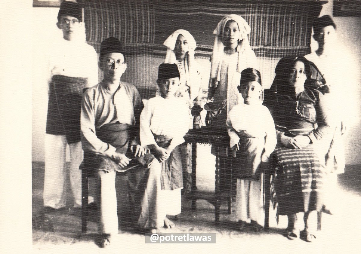 Ki Hadjar Dewantara sekeluarga di tanah Minang, 1936. Mereka melawat Indonesisch Nederlandsch School Kayutanam binaan Engku Moh Sjafei yang seperti Taman Siswa, juga berasas kebangsaan.

Menurut Ki Hadjar, semua golongan mesti bersatu, saling sokong demi hal sepenting pendidikan.