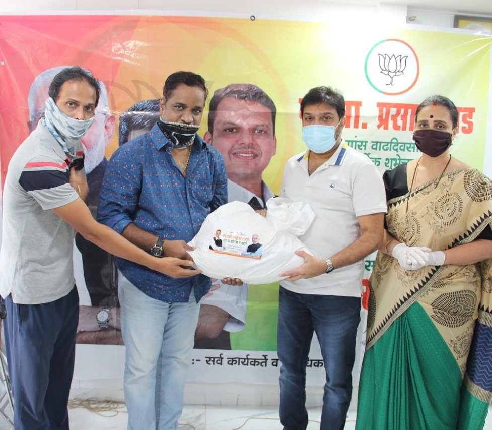 PrasadLadInd's tweet image. आज भाजपाच्या सायन कार्यालयात रंगमंच कामगार संघाच्या सभासदांना अन्नधान्य किट्सचे वाटप केले. आपल्याला नेहमीच आनंद देणाऱ्या पडद्यामागच्या या कलाकारांना आनंद देण्याचे समाधान मिळाले.
#Covid_19india #HelpingHands #modikits @ChitraKWagh #TogetherWeCan #FightAgainstCOVID19 #Mumbai #help