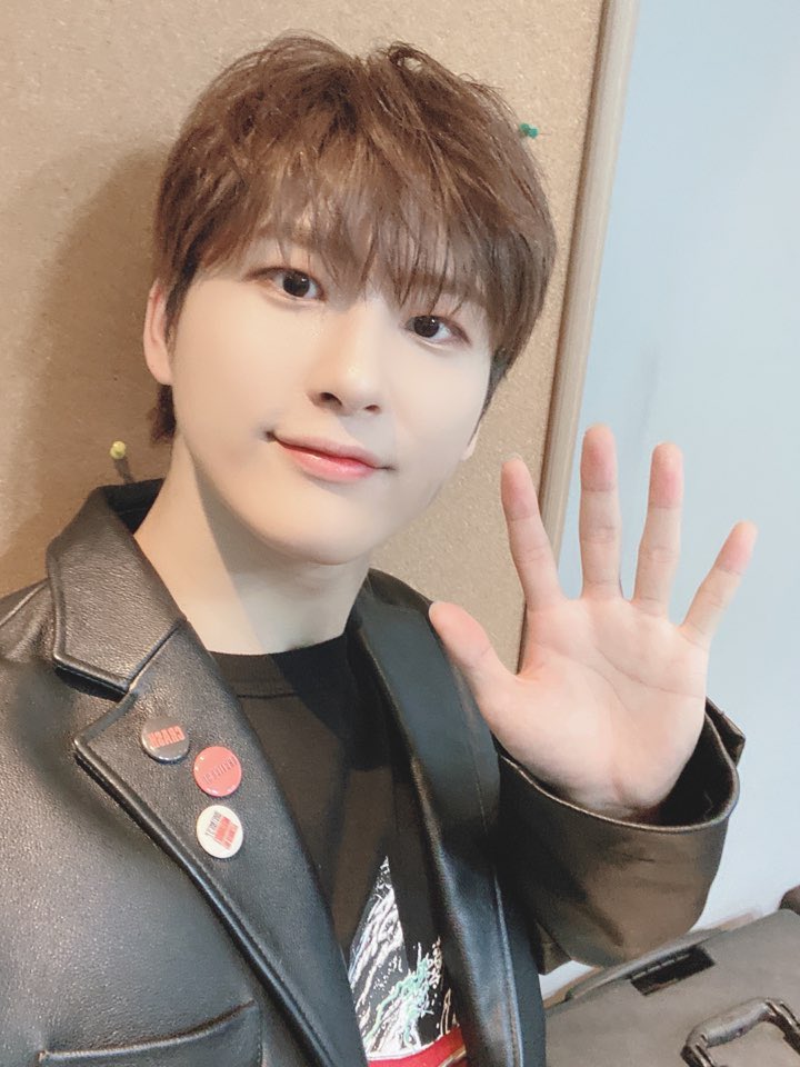 CRAVITY_twt's tweet photo. 음악중심 끝 !!
무대에서 강렬하게 하고 내려와서 귀여운 사진 😜
오늘 무대는 어땠나요 ??

#블랙루비 #음악중심 #갭차이 #우빈 https://t.co/VFtVXYMwLL
