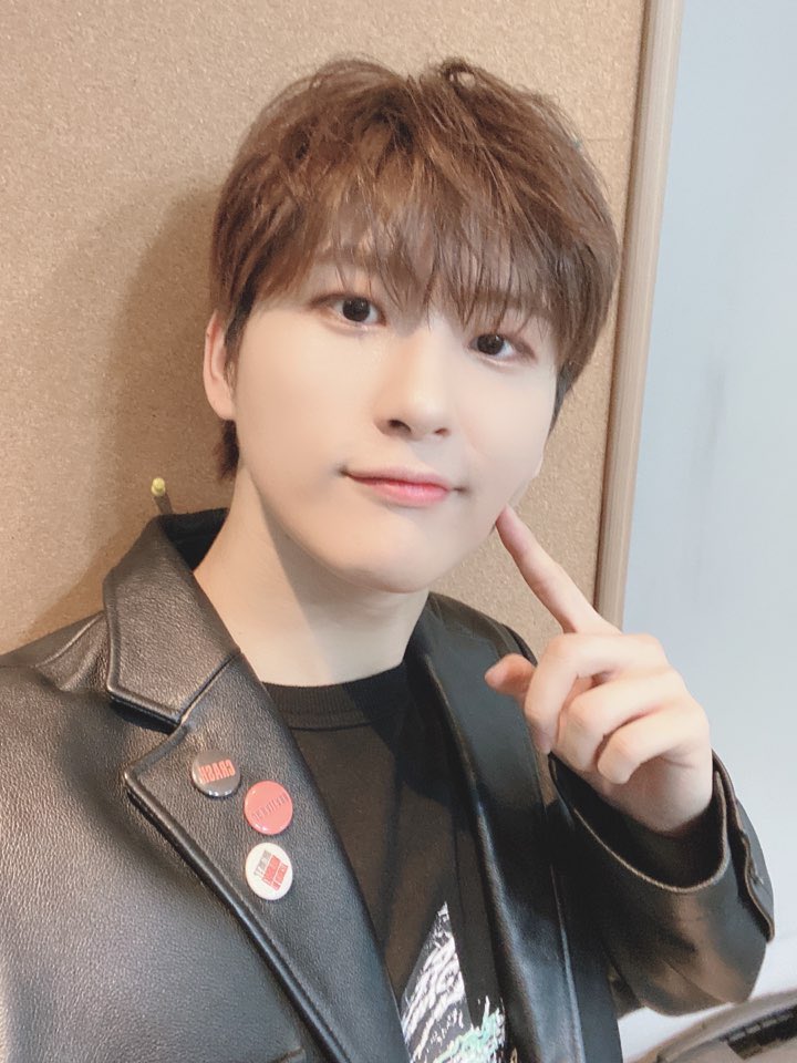 CRAVITY_twt's tweet photo. 음악중심 끝 !!
무대에서 강렬하게 하고 내려와서 귀여운 사진 😜
오늘 무대는 어땠나요 ??

#블랙루비 #음악중심 #갭차이 #우빈 https://t.co/VFtVXYMwLL
