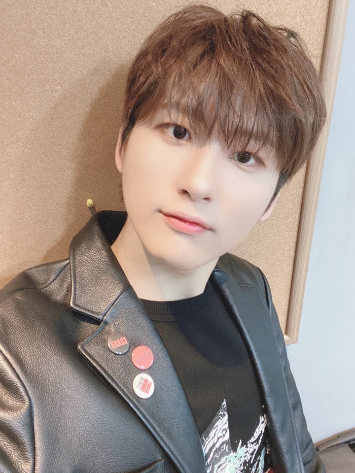 CRAVITY_twt's tweet photo. 음악중심 끝 !!
무대에서 강렬하게 하고 내려와서 귀여운 사진 😜
오늘 무대는 어땠나요 ??

#블랙루비 #음악중심 #갭차이 #우빈 https://t.co/VFtVXYMwLL