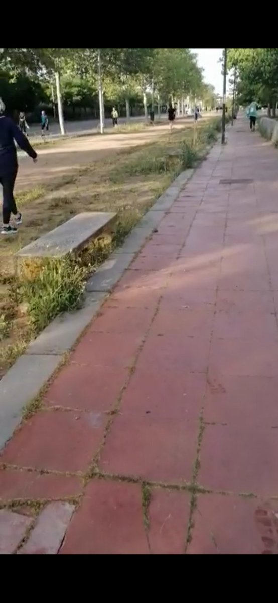 amherance's tweet photo. @MADRID @AlmeidaPP_ Alcalde, si quiere conseguir menos aglomeraciones, no es comprensible que se limiten los espacios y se cierren los parques. A más espacio menos acumulación de gente no? Todos en la acera no cabemos y más después de tanto tiempo y tantas ganas de salir. Gracias https://t.co/ocxfl3OnUg