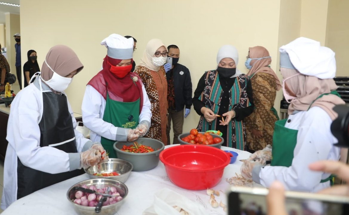 Hallo Rekanaker... Dalam rangkaian kegiatan #MayDay2020, Menaker <a href="/IdaFauziyah/">Ida Fauziyah</a> membuka pelatihan kerja tanggap Covid-19 kejuruan cooking/catering dan turun langsung memasak berbagai makanan buka puasa di BLK Lembang, Sabtu (2/5).

-Utas-