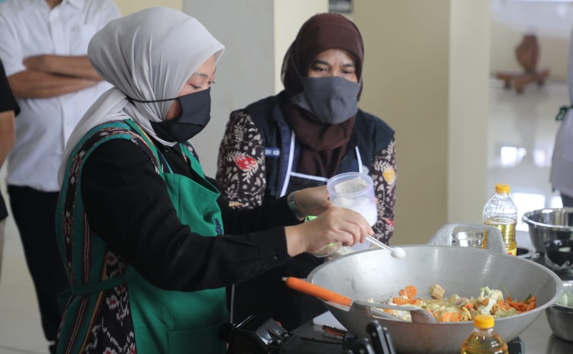 KemnakerRI's tweet photo. Hallo Rekanaker... Dalam rangkaian kegiatan #MayDay2020, Menaker @IdaFauziyah membuka pelatihan kerja tanggap Covid-19 kejuruan cooking/catering dan turun langsung memasak berbagai makanan buka puasa di BLK Lembang, Sabtu (2/5).

-Utas- https://t.co/qhyGRdZzrR