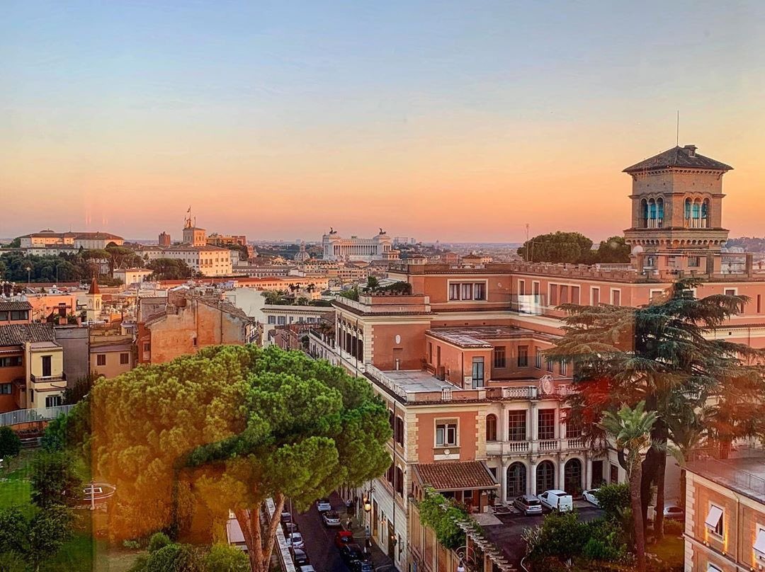 DC_LuxuryHotels's tweet photo. Rediscovering this tranquil and gorgeous sunset. A sight to look forward to and one of the many stunning views from @HotelEdenRome shared by Searista 🧡
#DCmoments #AViewFromMyWindow https://t.co/73qF7xrncJ
