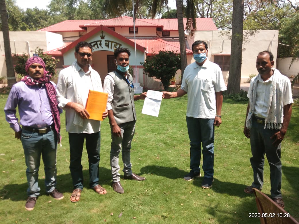 राज्य की आर्थिक समस्या हमारी समस्या है, हम बिजली कर्मचारी अपने कार्य से घर-घर को रौशन करते है, एक कदम सहायता कोष में राशि देकर भूखे को भोजन हेतु सहयोग किए है। पीसीसी अध्यक्ष श्री मोहन मरकाम सर के हाथों में 50 हजार की सहायता कोष 33/11 केव्ही ठेका कर्मचारी मजदूर संघ द्वारा सहयोग