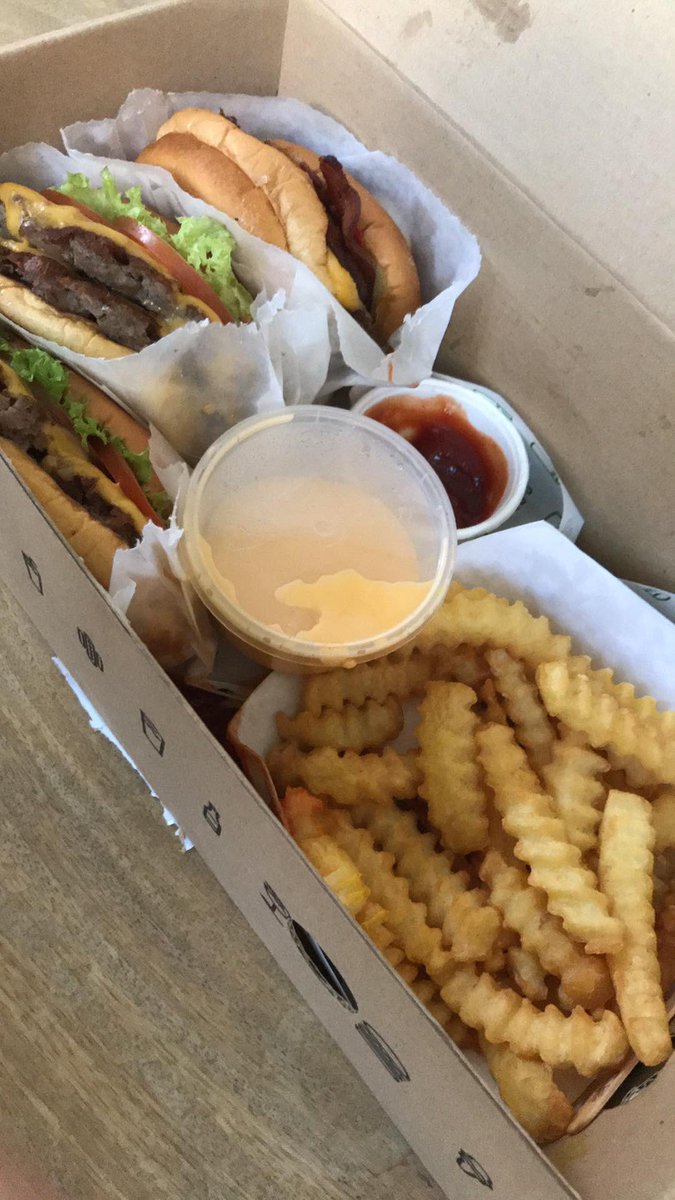 glyyanne's tweet photo. Dis gorl making me regret not staying at her place by sending me pics of her takeouts ☹️ @_danemarquez 

“Dis could be us but you aint here” 

Damay damay na tayo dito. 🤪 https://t.co/mcSWcVhzVl