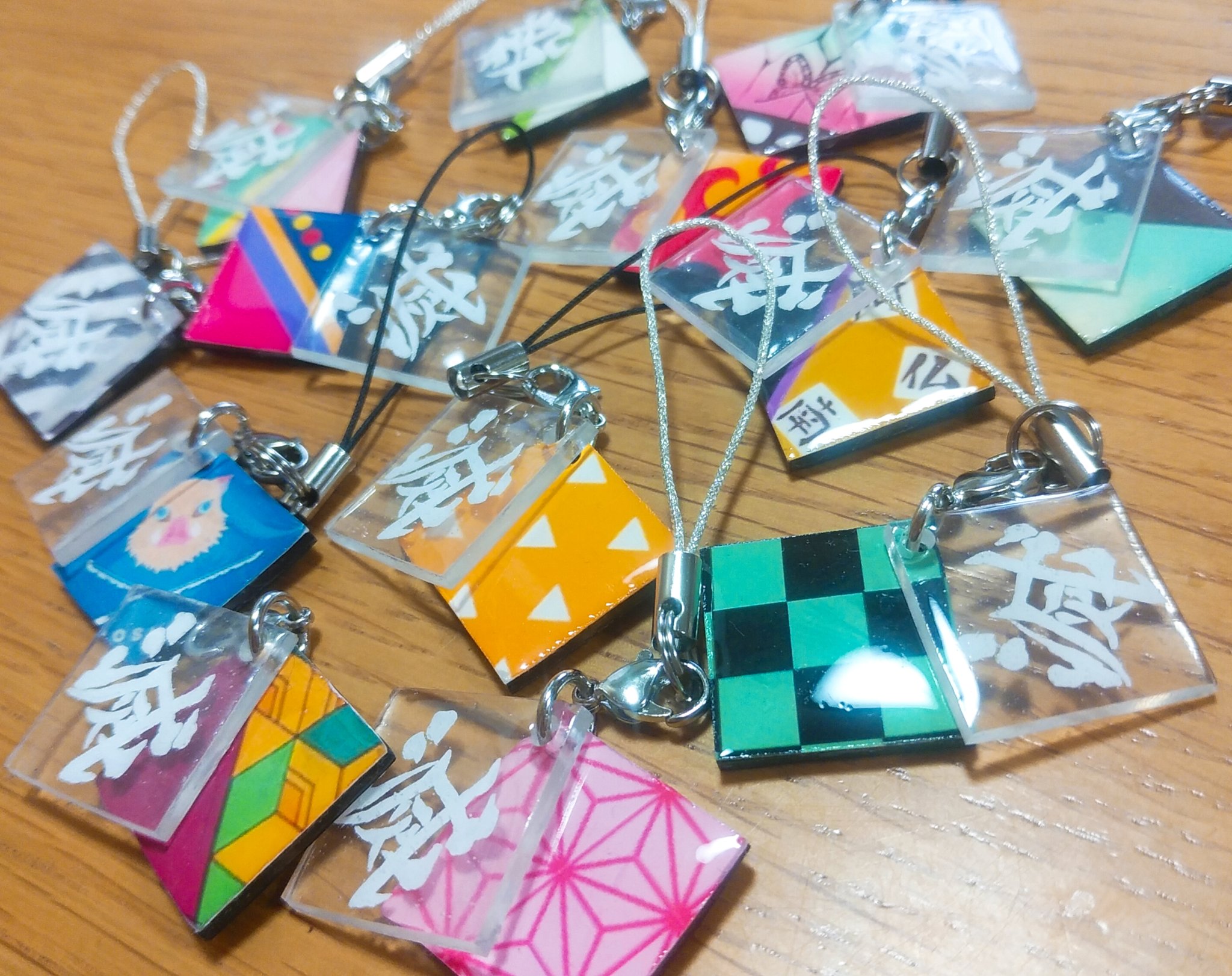 りおん 取引専用垢 プラ板って均等に縮まらないの 正方形にする為に何度か試作 レジンは初めて使ったけどuvライトで固まるのが楽しい やっぱり色が鮮やかな方が仕上がりが可愛い お気に入りは行冥さんw 義勇さんはチャームにして愛用中 鬼滅