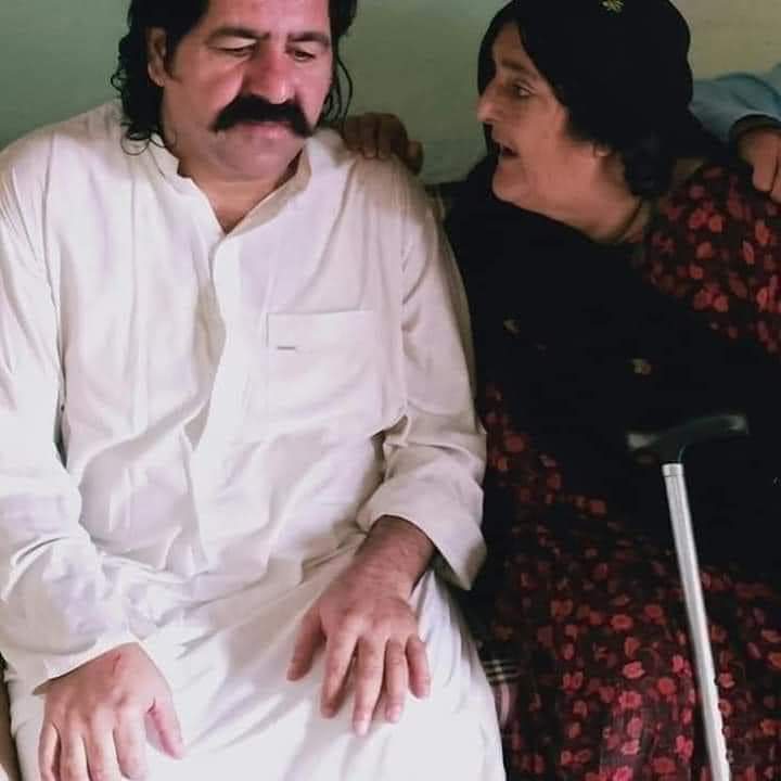 SaifMasoom6's tweet photo. د علې وزير مور ته نن اتلسمه جنازه ور راوانه ده 
د دغې کورانئ 17 غړي پخوا په داسي هدفې ډزو کې شهيدان شوي دي
خو دوئ هیڅکله پهٔ شا شوي نهٔ دي او د خپل قام خبره یې پهٔ هر ډاګر پهٔ ډاګه کړې ده
😭👏 https://t.co/AtSzxhXxK8